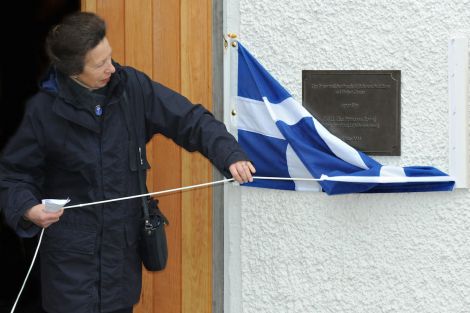 The Princess Royal unveiling a plaque commemorating the official opening of the Sumburgh Head lighthouse visitor centre - Photo: Malcolm Younger/Millgaet Media.