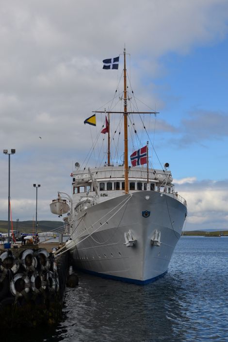 The Shetland and Norwegian flags flying. Photo: Shetnews