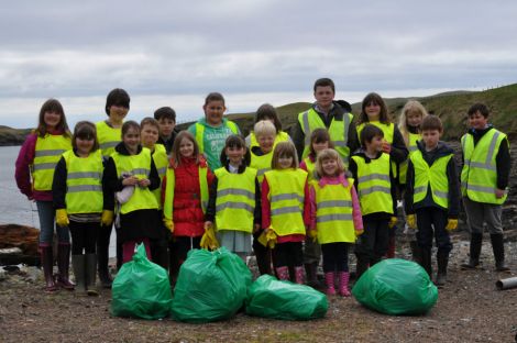 Primary pupils from Skeld taking part in a previous redd up. Photo courtesy of Shetland Amenity Trust.
